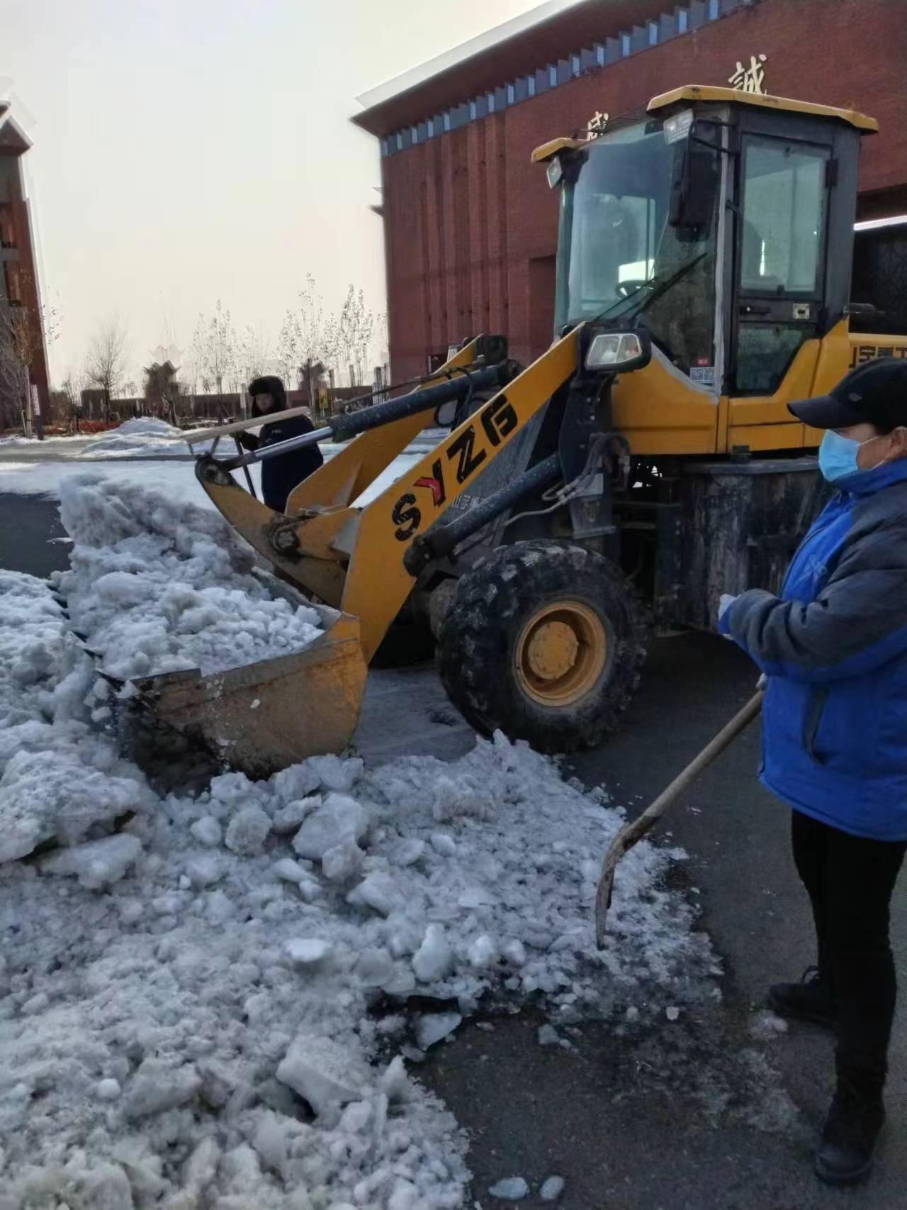 2023年12月20日总务处组织人员对校园路面积冰进行清理